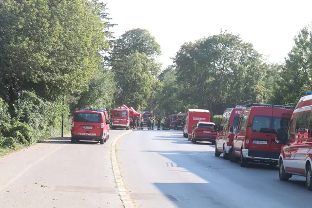 Lobau-Brand hält Einsatzkräfte in Atem: Löscharbeiten laufen auf Hochtouren. | Foto: DOKU-NÖ