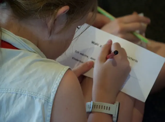 Bei der Bürgermeisterwahl konnten die Kinder Demokratie hautnah erleben.  | Foto: MeinBezirk/Leonie Herrmann