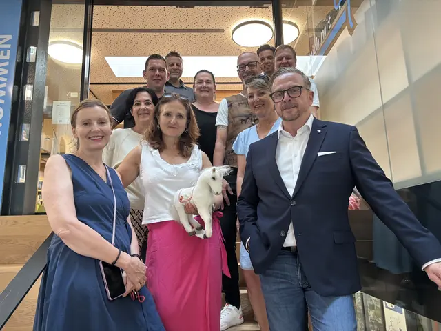 Ein großes Team, das den Lipizzaner-Almabtrieb "schaukelt" vor der Lipizzanerheimat-Bibliothek | Foto: MeinBezirk/Harald Almer