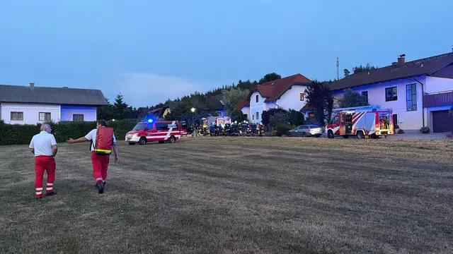 Mit einem Druckbelüfter wurde der verrauchte Keller vom Rauch befreit. | Foto: DOKU-NÖ