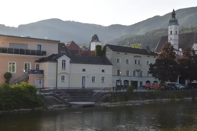 Die Statdtmole an der Erlauf in Scheibbs soll bald mit Bäumen beschattet werden, die nach dem Stadtschwamm-Prinzip gepflanzt werden. | Foto: Roland Mayr/MeinBezirk Scheibbs