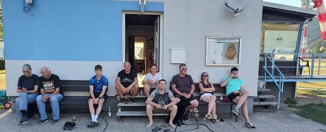 Die Teilnehmerinnen und Teilnehmer mit den Fluglehrern bei der Nachbesprechung des Flugtages. | Foto: Alpine-Sportflieger-Club Leoben