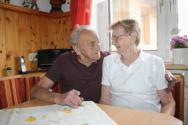 Ernst und Hermine Reifenauer sind seit fast sieben Jahrzehnten verheiratet. | Foto: MeinBezirk Rohrbach/Schütz