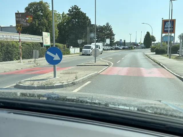 Sorgen oft für Verwirrung: Rote Streifen sollen signalisieren, dass Fußgänger unterwegs sein können. | Foto: Hirss