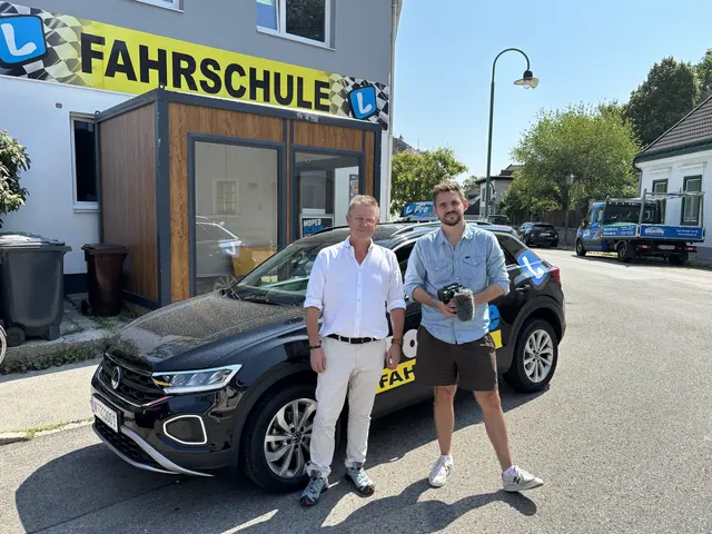 Professionell gefilmte Fahrt durch den Bezirk: Jochen Heil mit Dominik Bauer von der Digitalagentur RVX. | Foto: Hirss
