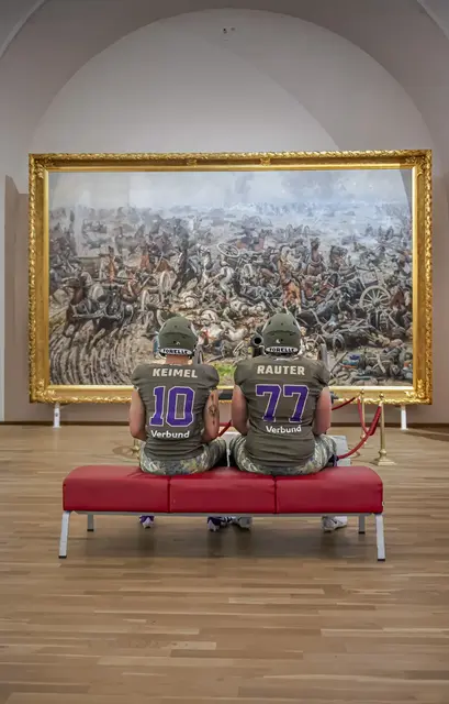 Die Vikings Spieler wurden im heeresgeschichtlichen Museum in den neuen Trikots in Szene gesetzt.  | Foto: Hannes Jirgal/Vienna Vikings