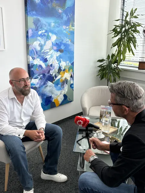 KI-Experte Ulrich Hutter im Gespräch mit MeinBezirk Salzburg Chefredakteur Michael Kretz  | Foto: MeinBezirk