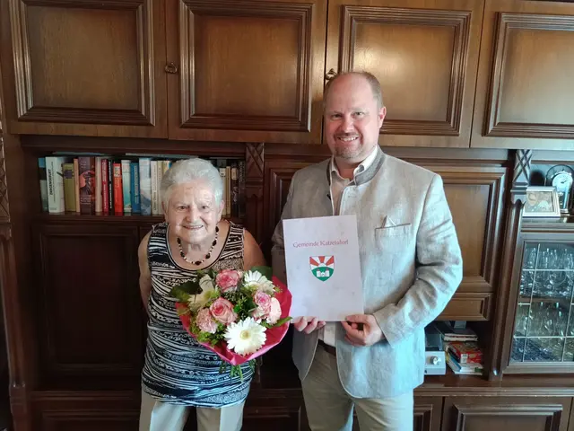 Maria Kamper (85) mit ÖVP-Bürgermeister Michael Nistl | Foto: Gemeinde Katzelsdorf