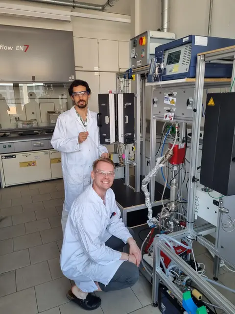 Unter der Betreuung von Christoph Rameshan forscht Tobias Berger (vorne), PhD-Student am Lehrstuhl für Physikalische Chemie, an neuen Katalysatoren für die effiziente Methanol-Dampfreformierung. | Foto: LS für Physikalische Chemie