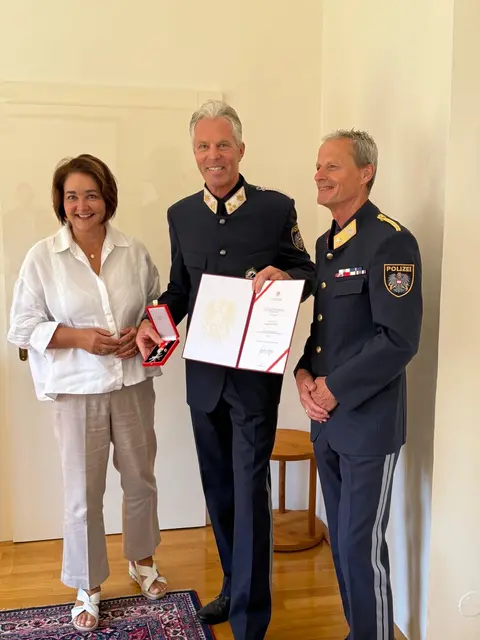 Bei der Verleihung des Silbernen Ehrenzeichens an Siegfried Aigner (Mitte) durch Bezirkshauptfrau Michaela Rohrmoser und Brigadier Manfred Lindenthaler.  | Foto: Aigner/Polizei