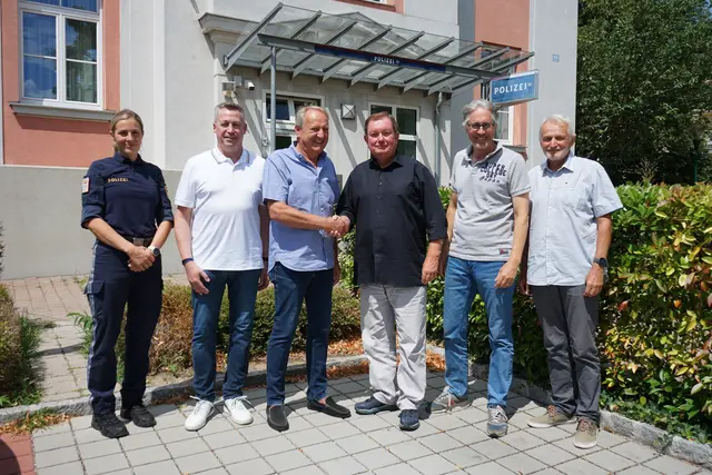 Abtlg.insp. Bianca Barra, Gfgr Gilbert Mayr, Chefinspektor Hannes Haselbacher, Bgm Herbert Janschka, Vize-Bgm DI Norman Pigisch und GR Werner Heindl (v.l.). | Foto: Marktgemeinde Wiener Neudorf