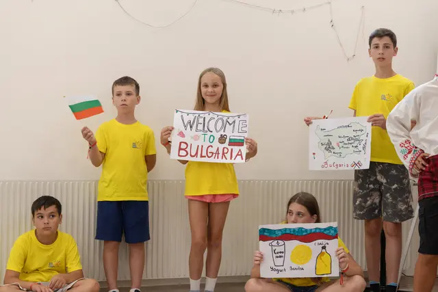 Yoana brachte mit anderen Kindern selbstgemalte Zeichnungen mit und stellte ihr Heimatland vor. | Foto: Richard Tanzer