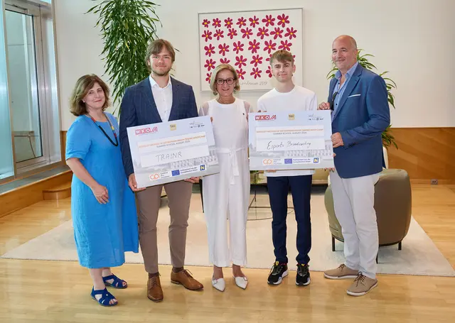 tecnet-Geschäftsführerin Doris Agneter, Adam Brestovanský (TRAINR), Landeshauptfrau Johanna Mikl-Leitner, Julian Pecho (Esports Broadcasting) und accent-Geschäftsführer Michael Moll. | Foto: NLK Pfeiffer