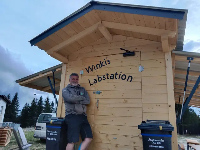 Franz Winkelmayer bei Winkis Labstation. Sie steht auf der Stanglalm beim ehemaligen Berggasthof Egger.  | Foto: Winkelmayer
