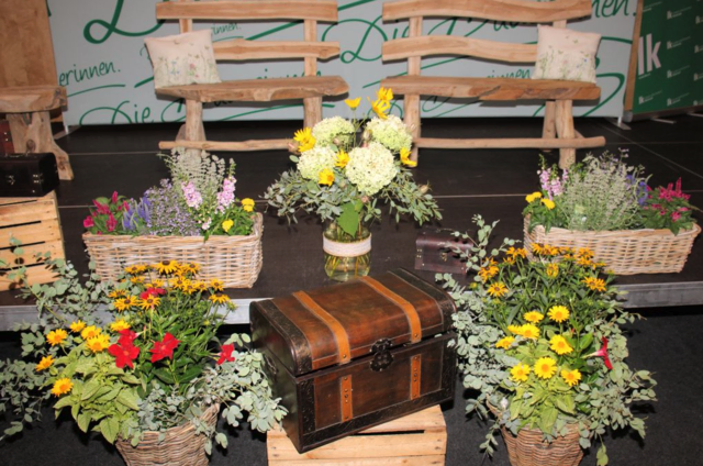 Die JUFA-Halle wurde mit Blumenschmuck dekoriert. | Foto: Cescutti
