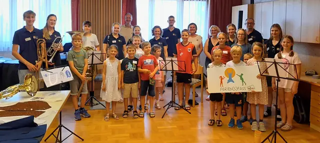 Kleinregions-Obfrau Bürgermeisterin Helga Rosenmayer, Vizebürgermeister Jürgen Trsek, die Obfrau der Stadtkapelle Gmünd Martina Riegler, Kapellmeister Stellvertreterin Christina Wurz, Jugendreferentin Stephanie Gawrys und engagierte Mitglieder der JuniorBand mit den musikbegeisterten Kindern der Kleinregion Waldviertler StadtLand. | Foto: Kleinregion Waldviertler StadtLand