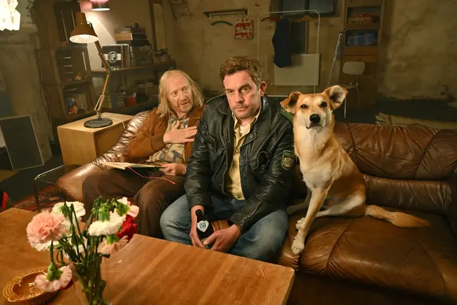 Das sollte man sich nicht entgehen lassen: Wir verlosen insgesamt 3 x 2 Karten für den neuen Kinofilm Steckerlfischfiasko. | Foto: © 2026 Constantin Film Distribution GmbH / Bernd Schuller / Constantin Film Österreich