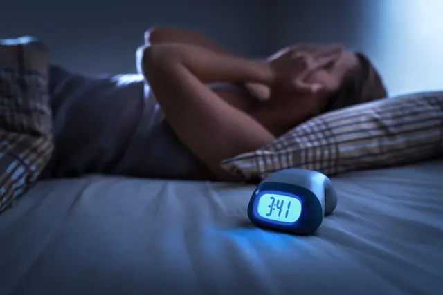Hitze im Schlafzimmer führt oft dazu, dass man schwerer einschläft, unruhiger schläft und öfter aufwacht.  | Foto: terovesalainen.stock.adobe.com 