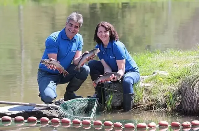 Andreas und Gabi Hofer helfen den Fischen durch die Hitze. | Foto: kaerntnerfisch.at