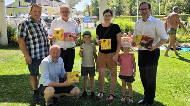 Mit einem Gratis-Eis überraschten die Mandatare Besucherinnen und Besucher im Freibad Retz. | Foto: Christoph Fürnkranz