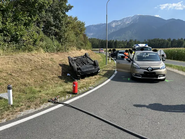Der 44-Jährige soll mit überhöhter Geschwindigkeit in das vor dem Kreisverkehr stehende Auto auf der B81 gekracht sein.  | Foto: Feuerwehr St. Michael ob Bleiburg