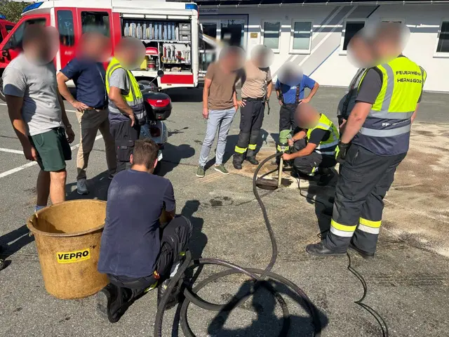 Ein Teil des Kraftstoffes gelangte in einen Wasserschacht. Dieser wurde durch ein Fachunternehmen ausgepumpt. | Foto: Feuerwehr Hermagor