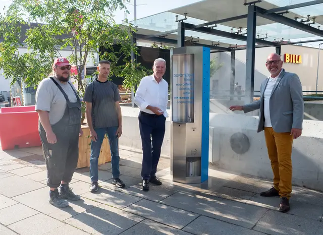 Elmar Hörandl (Wirtschaftshof), Martin Friedrich (Wasserwerk), ÖVP-Bürgermeister Klaus Schneeberger und SPÖ-Umweltstadtrat Norbert Horvath. | Foto: Stadt Wiener Neustadt/Maurer