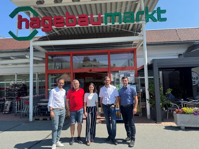 Beim Hagebaumarkt Klauss in Kötschach-Mauthen sprach Schuschnig gemeinsam mit Geschäftsführer Adolf Klauss und Tochter Lisa Klauss über die aktuellen Entwicklungen. | Foto: Büro LR Schuschnig