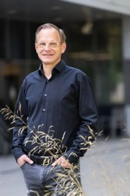 Simon Hippenmeyer. Der Schweizer Neurowissenschafter untersucht gemeinsam mit seiner Forschungsgruppe am Institute of Science and Technology Austria (ISTA) in Klosterneuburg bei Wien wie sich das Gehirn aus Stammzellen entwickelt. | Foto: ISTA