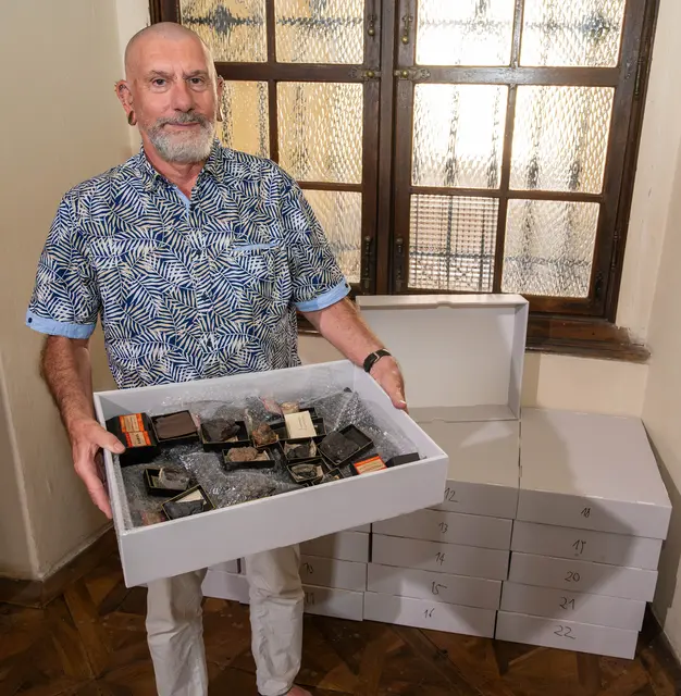 Stiftskustos Wolfgang C. Huber mit einem Teil der zurückgekehrten historischen Mineraliensammlung. | Foto: Stift Klosterneuburg - Hanzmann