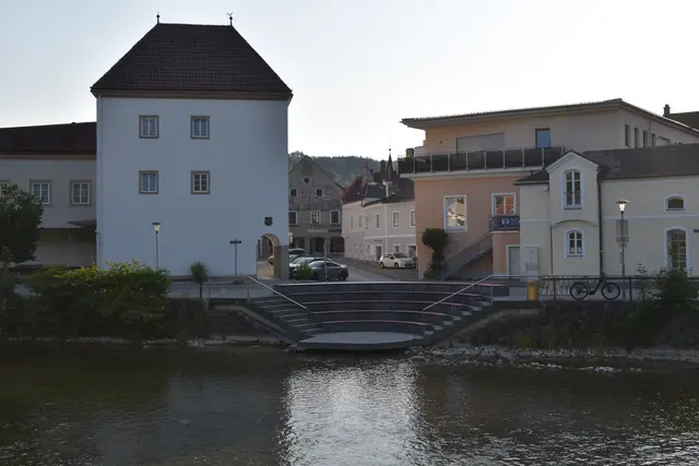 Die Statdtmole an der Erlauf in Scheibbs soll bald mit Bäumen beschattet werden, die nach dem Stadtschwamm-Prinzip gepflanzt werden. | Foto: Roland Mayr/MeinBezirk Scheibbs