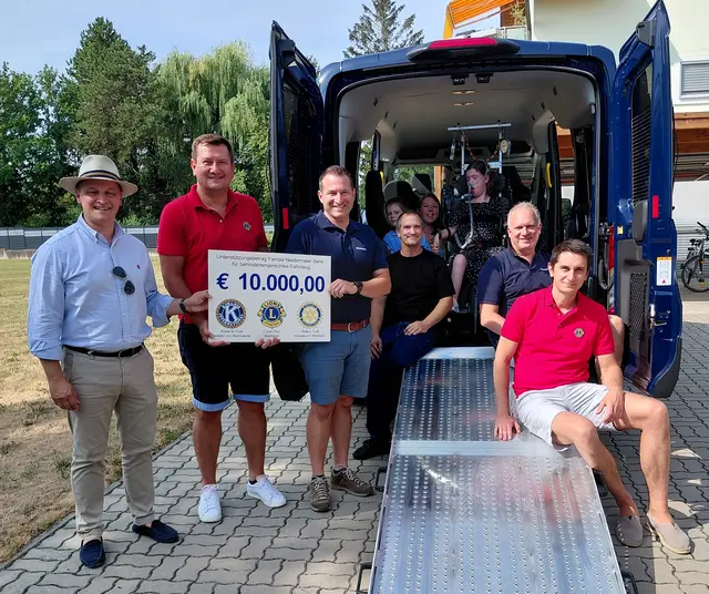 10.000 Euro für behindertengerechte Mobilität: v. l. Michael Darthé (Rotary), Leo Forstner (Lions), Peter Kamptner (Kiwanis), Manuel Niedermaier, Mario, Michaela und Marie Senk, Harald Gehbauer (Kiwanis), Erhard Forstner (Lions)  | Foto: Lions Club