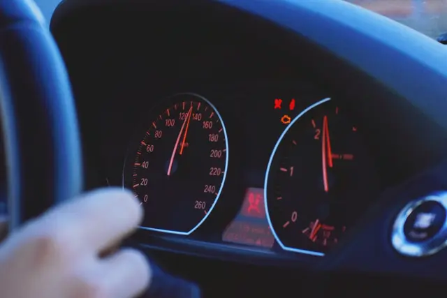 154 km/h statt erlaubter 80 km/h – die Fahrt endete für den Lenker mit einer Anzeige und Konsequenzen. | Foto: Pexels (Symbolbild)