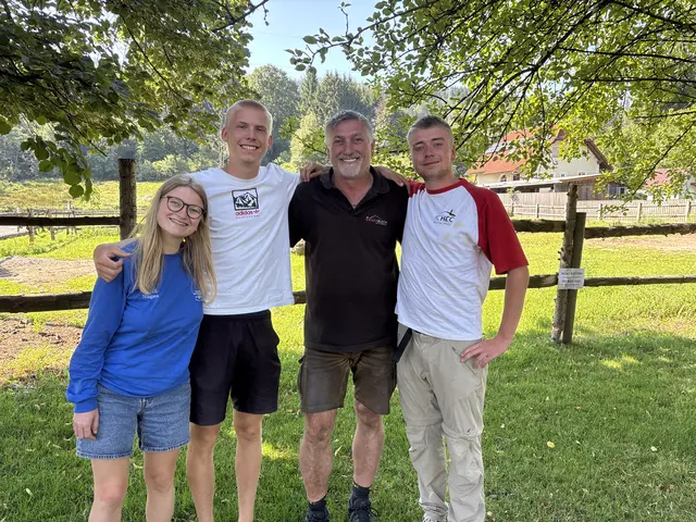 Hausherr Franz Winkelmayer mit den drei belgischen Pfadfindern: "Lynx", "Tayra" und "Capybara". | Foto: MeinBezirk/Angelina Koidl