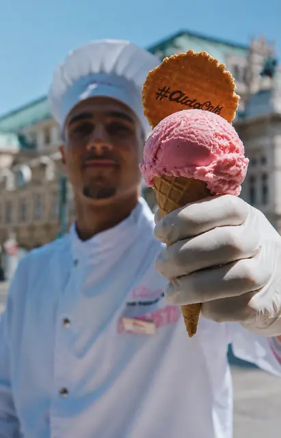 Aida bietet am Mittwoch eine gratis Eiskugel zum Kaffee an.  | Foto: Aida