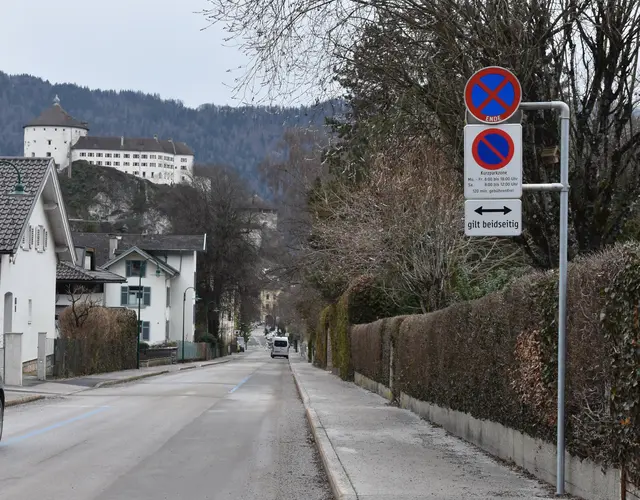 Auch die Pienzenauerstraße in Kufstein ist nun eine gebührenpflichtige Kurzparkzone. Zuvor konnte man mit Parkscheibe 120 Minuten gebührenfrei parken.  | Foto: Barbara Fluckinger
