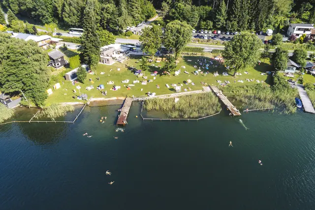 Christiane Erbert, stellvertretende Einsatzstellenleiterin der Wasserrettung Villach, spricht mit MeinBezirk.at über den Rettungseinsatz im "bike beach" in Villach. (Archivfoto) | Foto: Stadt Villach/Marta Gillner