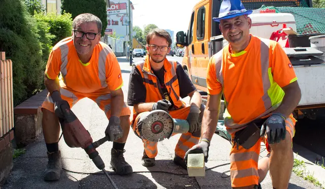 Bildtext: Die Mitarbeiter der Abteilung Tiefbau Dervis Halilovic, Nikola Batinic und Dusko Barisic (v.l.n.r.) beim Einsetzten der Stolpersteine
Foto: Siegfried Kerbl
