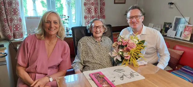 Sozialreferentin Melanie Golob und Landtagsabgeordneter Michael Maier überbrachten Helga Ahrer persönlich ihre Glückwünsche.  | Foto: Stadtgemeinde Radenthein