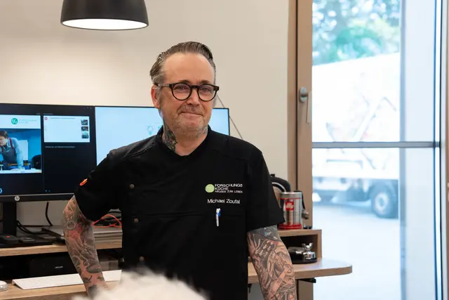 Michael Zoufal ist Küchenchef in der Forschungsküche und weiß, wie er seine Gerichte in Form bringt. | Foto: Sade Jerabek/Meinbezirk