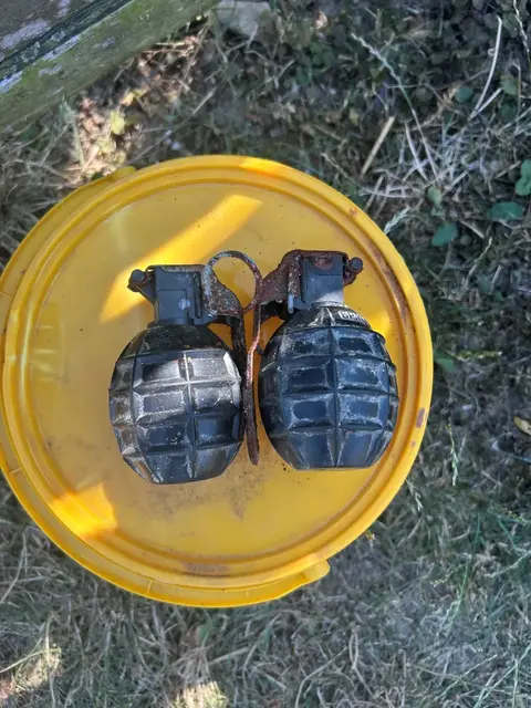 Bei Renovierungsarbeiten im Gartenhaus der Großmutter in Buchkirchen findet ein 36-Jähriger zwei Handgranaten. | Foto: LPD OÖ