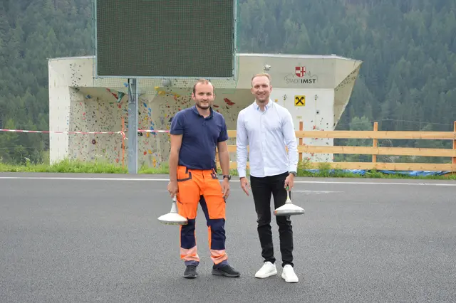 Lokalaugenschein am neu asphaltierten Stockplatz: Sportreferent und 2. Vizebürgermeister Marco Seelos (re.) mit Sandro Klingenschmid, Leiter des Sport- und Veranstaltungszentrums Imst. | Foto: Stadtgemeinde Imst