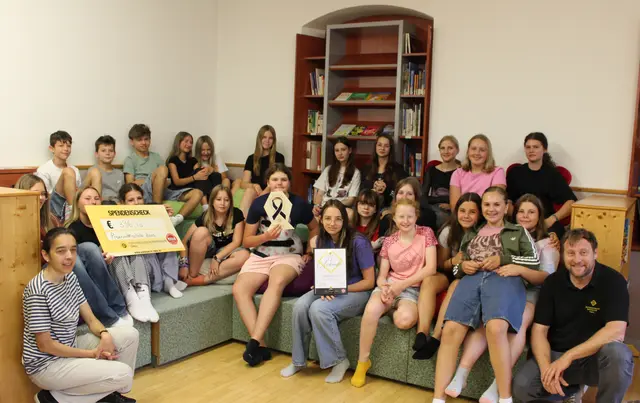 Schülerinnen und Schüler der Praxismittelschule Zams sammelten 396,10 Euro für die Krebshilfe Tirol | Foto: PMS Zams