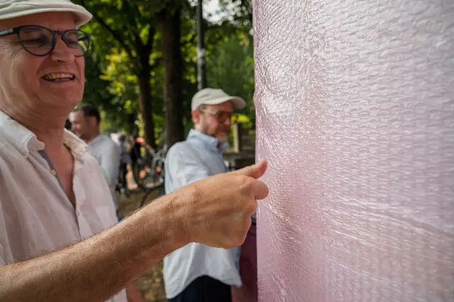 Diese Litfaßsäule darf ausdrücklich gedrückt werden. Das Kunstwerk "Against The Bubble(wrap)" hüllt eine Litfaßsäule komplett in Luftpolsterfolie ein.  | Foto: Stadt Salzburg/Alexander Killer