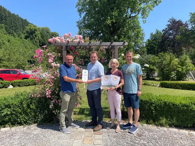 Zertifikatsübergabe in Lackenhof am Ötscher: Andreas Purt (Geschäftsführer Mostviertel Tourismus), Andreas Fallmann (Bürgermeister Gaming), Doris Teufel (Gemeinde Gaming) und Norbert Dürauer (Mostviertel Tourismus)