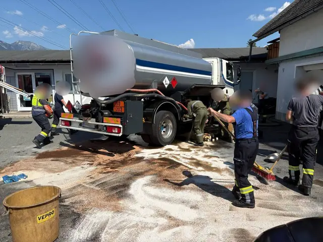 Die Einsatzkräfte fingen den Diesel auf, pumpten ihn um und trugen Bindemittel auf. | Foto: Freiwillige Feuerwehr Kühweg