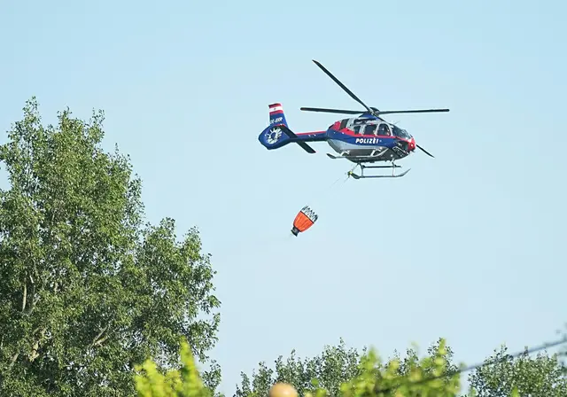 Auch der Polizeihubschrauber Libelle unterstützte die Löscharbeiten. | Foto: APA-Images / APA / GEORG HOCHMUTH