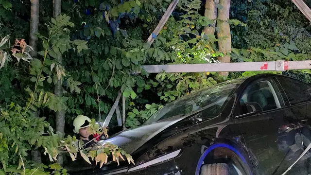 Die Freiwilligen Feuerwehren Ferschnitz und St. Georgen am Ybbsfelde arbeiteten bei der Bergung des Elektrofahrzeugs Hand in Hand. | Foto: DOKU-NÖ