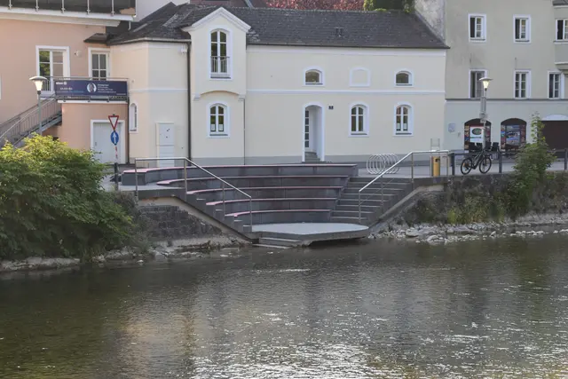 Die Statdtmole an der Erlauf in Scheibbs soll bald mit Bäumen beschattet werden, die nach dem Stadtschwamm-Prinzip gepflanzt werden. | Foto: Roland Mayr/MeinBezirk Scheibbs