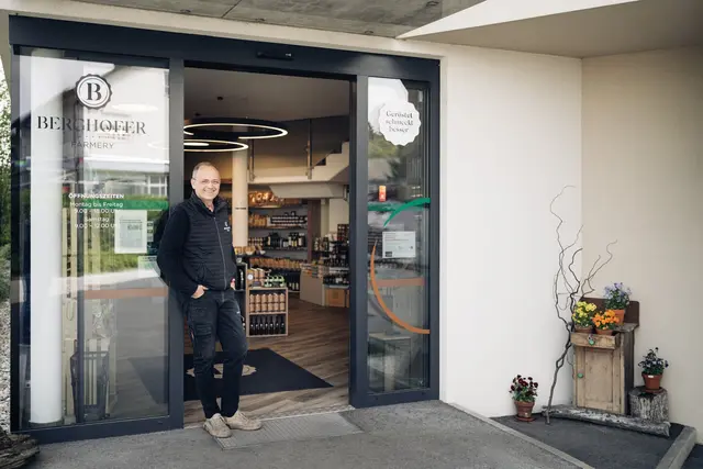 Josef Berghofer vor seiner "Farmery" mit hauseigenem Shop. Der Kalsdorfer schaffte mit seinen Kürbiskernprodukten ein Alleinstellungsmerkmal in einem spannenden Marktfeld. | Foto: Bernd Grosseck